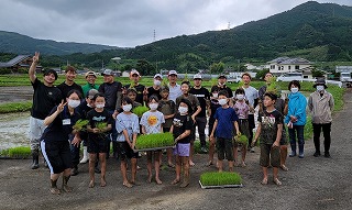 南波多郷学館　田植え