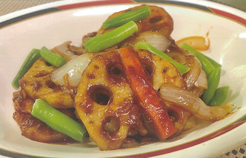 レンコンと豚バラ肉のオイスターソース炒めと鶏モモ肉と柿、ロメインレタスのサラダ