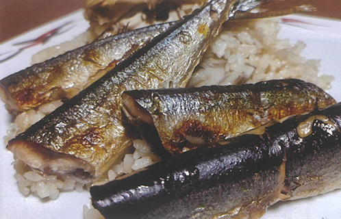 サンマとマイタケの焚き込みご飯とゆで豚のおろしキノコサラダ風