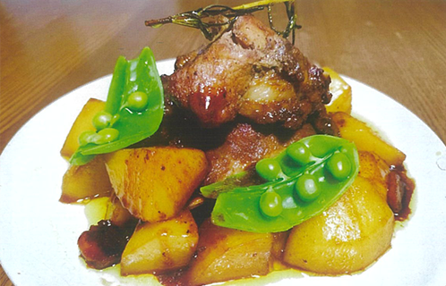 スペアリブと新ジャガのカレー煮とタイのオイル焼きたっぷり野菜のソース