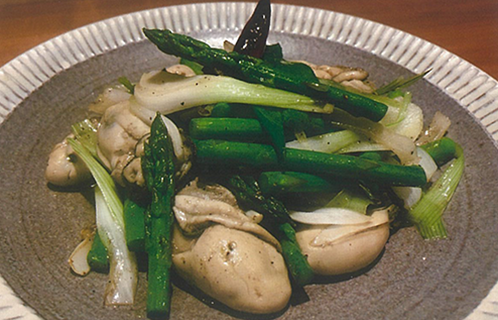 カキと葉タマネギ、アスパラガスの炒め