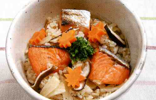 秋ザケの炊き込みご飯と鶏肉団子のみそ汁