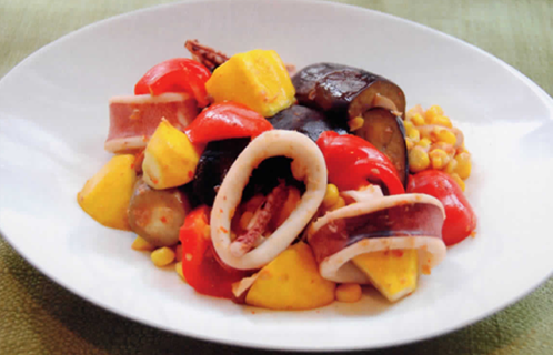 夏野菜とイカのピリ辛炒めとイタリアンそばサラダ