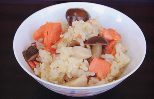 サケときのこの炊き込みごはんと油揚げと野菜の煮物