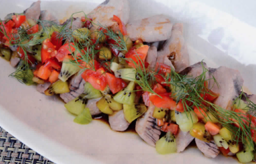 カツオのソテーバルサミコ風味と夏みかんと季節野菜のサラダ