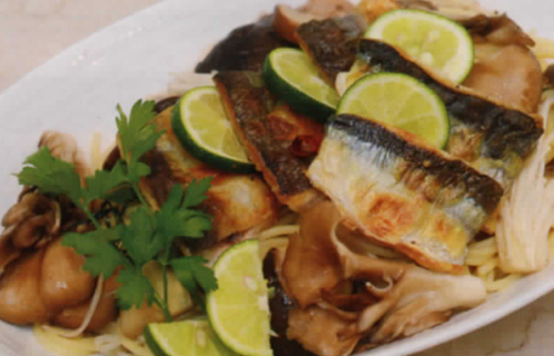 トマトとモツツアレラのサラダとサンマとキノコのスパゲティ