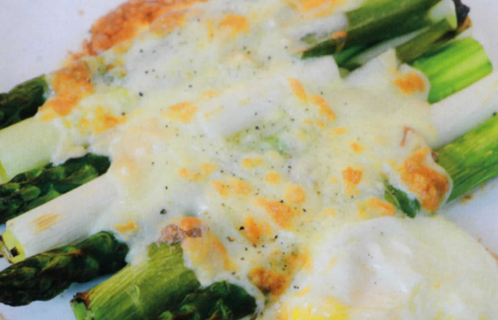 イチゴのサンドイッチとアスパラガスとネギのチーズ焼き