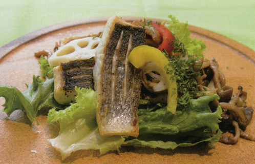 白身魚のグリルサラダきのこのバルサミコ掛けとマグロの揚げたたき