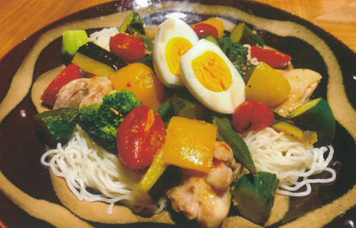 夏野菜のエスニックサラダと塩漬けスペアリブのポトフ