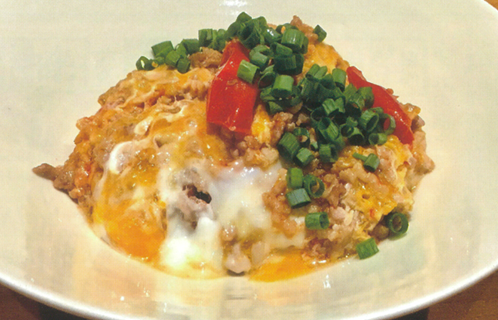 簡単洋風玉子丼と手羽先とトウモロコシのスープ